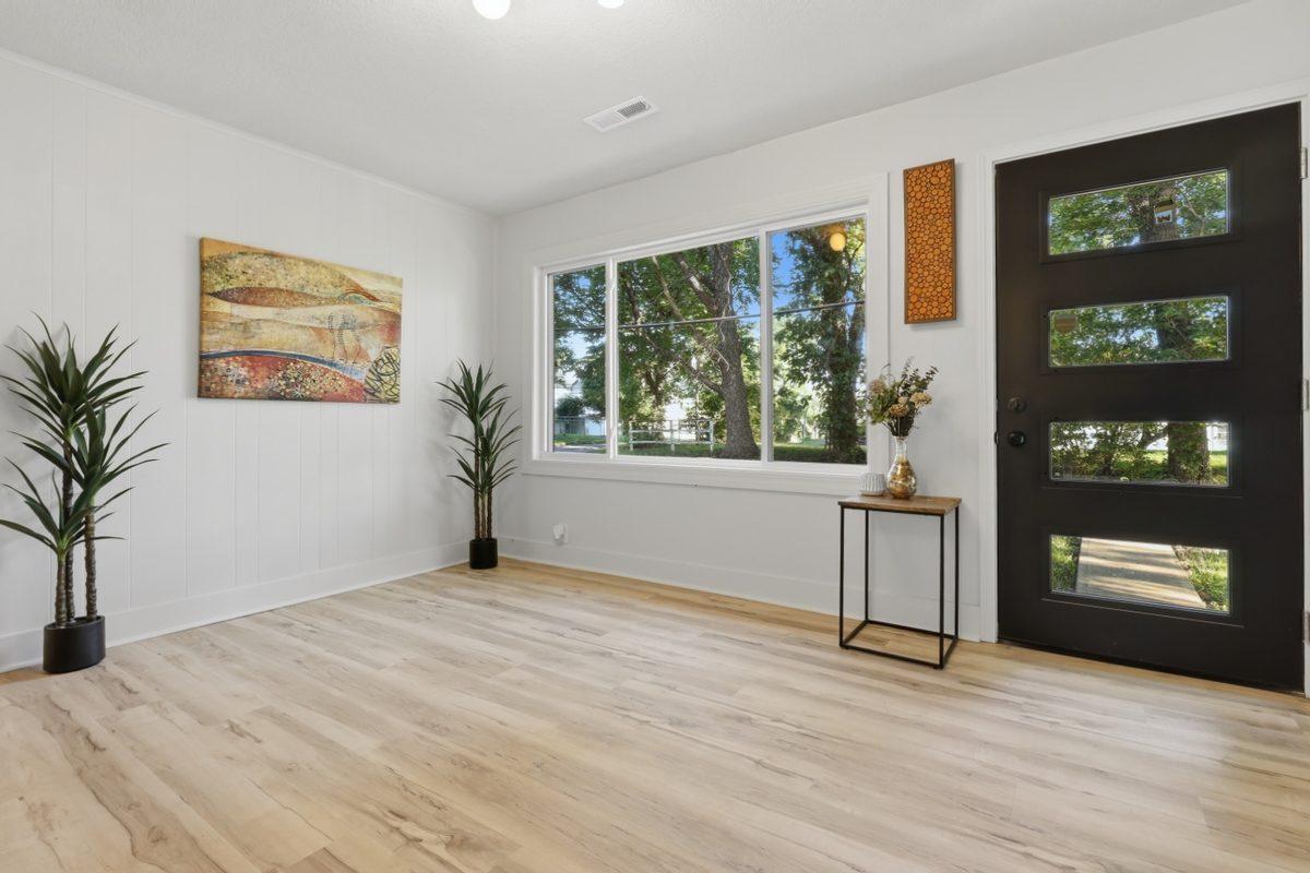Empty room before virtual staging
