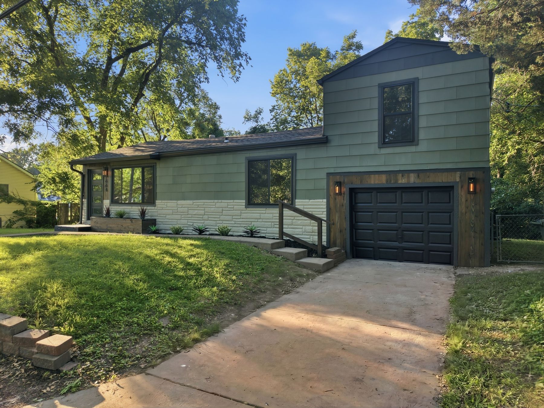 664 Doniphan St photo 2