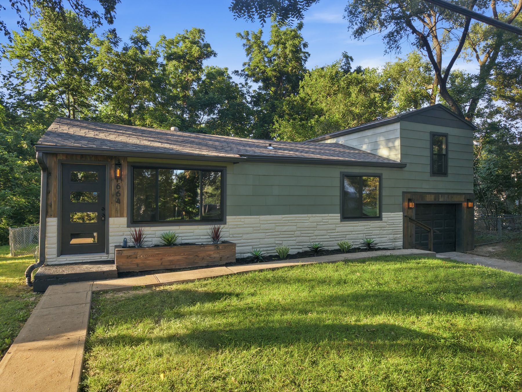 664 Doniphan St photo 3