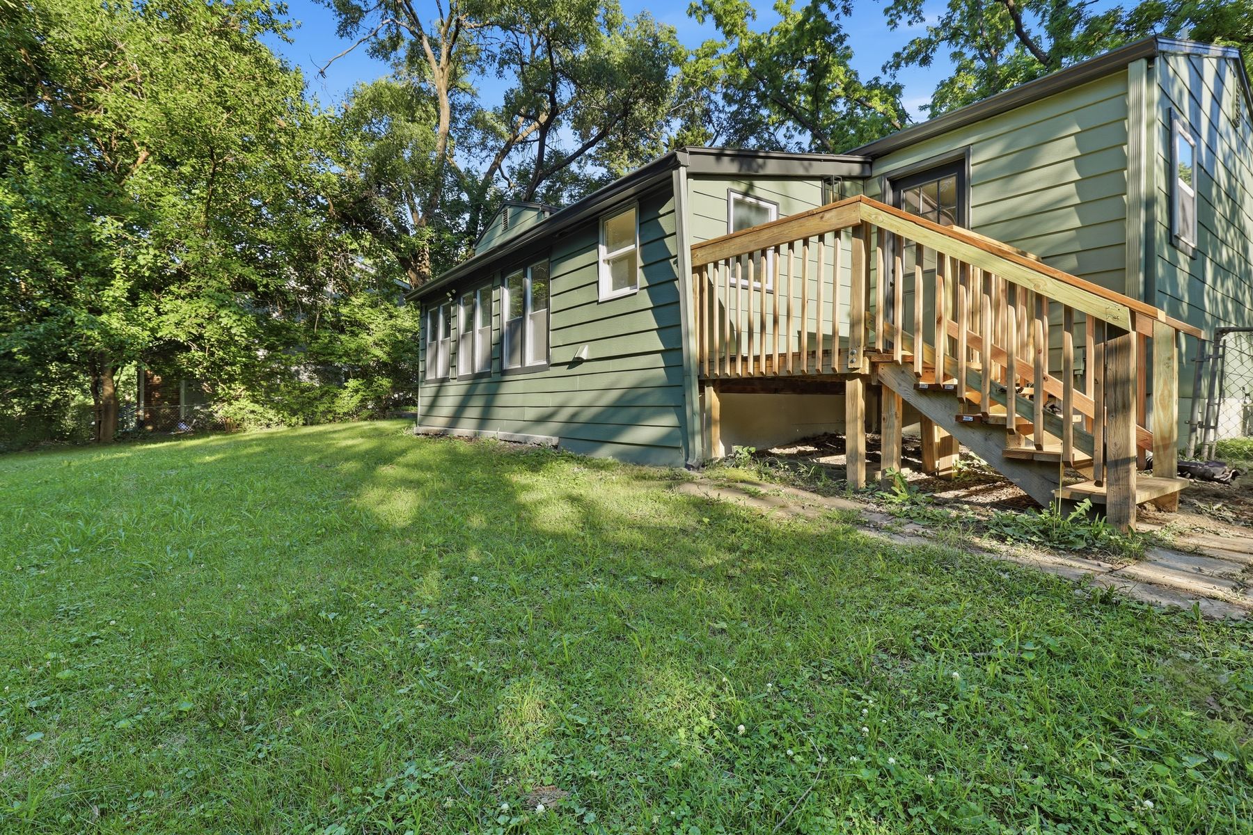 664 Doniphan St photo 23
