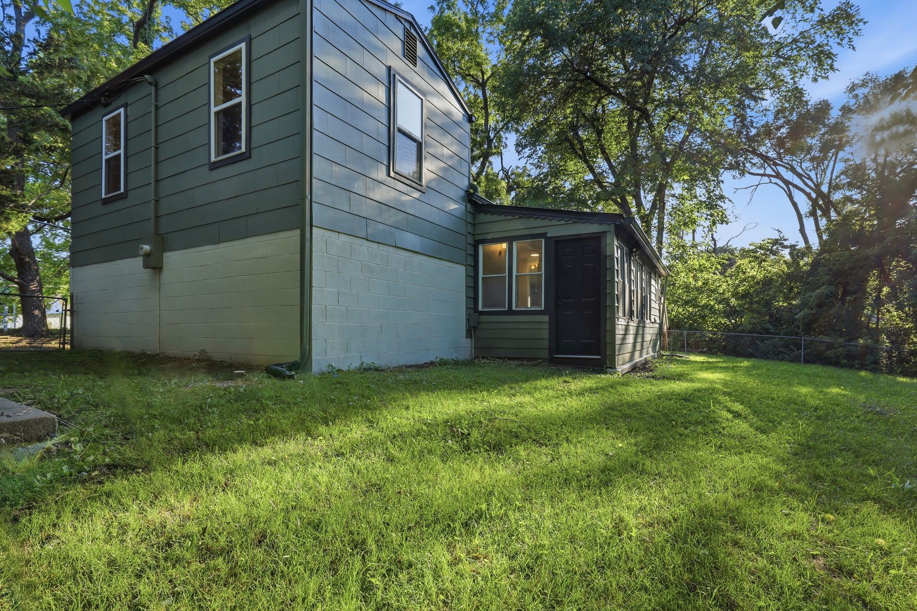 664 Doniphan St photo 24