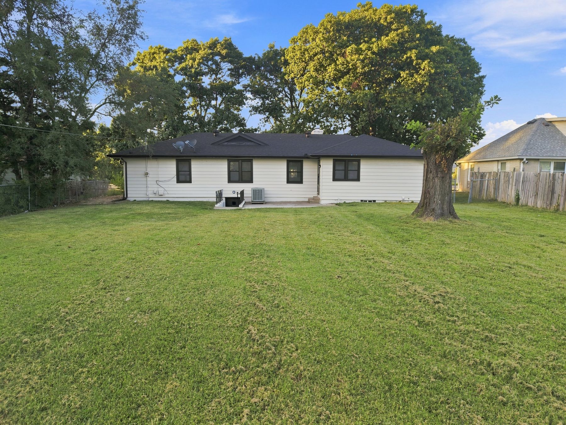 9277 State Ave photo 4